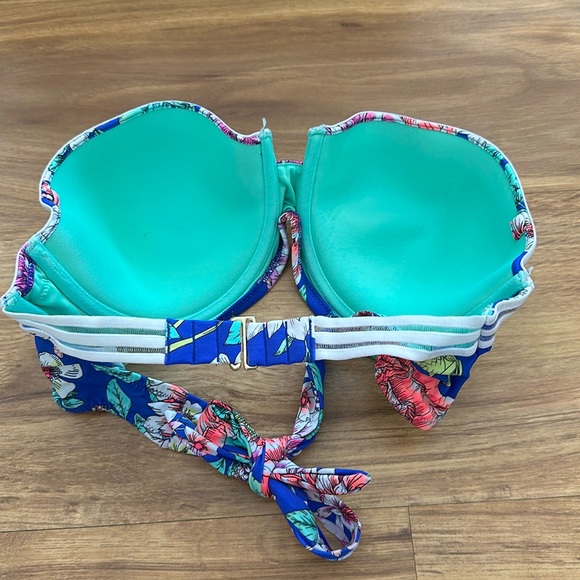 Bikini - Picture 2 of 3